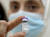 레바논 의료진이 화이자 백신을 들고 있다. 로이터=연합뉴스