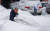 16일(현지시간) 일리노이주 라운드 레이크에 16인치의 폭설이 내린 가운데 한 시민이 쌓인 눈을 치우고 있다. EPA=연합뉴스