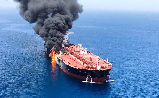 2019년 6월 13일 오만 인근 해역을 지나던 노르웨이 선박이 공격을 받고 불타고 있다. [EPA=연합뉴스]