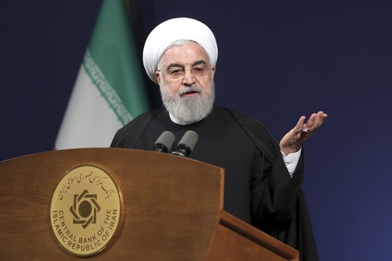 하산 로하니 이란 대통령이 한국의 자금 동결에 대해 강도높게 비판했다. 사진은 지난해 1월 16일 이란 테헤란에서 연설하고 있는 로하니 대통령. [AP=연합뉴스]