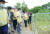 박윤국 포천시장(오른쪽)이 지난해 7월 18일 정세균 국무총리(오른쪽 둘째), 이재명 경기지사(오른쪽 셋째)에게 야생 멧돼지 차단 광역울타리 설치 현장을 설명하고 있다. 포천시