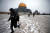 이스라엘의 예루살렘에 2월 18일 6년 만에 가장 큰 규모로 눈이 내렸다. 유대교와 이슬람이 모두 성지로 여기는 성전산에 흰눈에 덮혀 있다. 로이터=연합뉴스