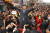 2002년 12월6일 부산 자갈치 시장에서 유세하는 노무현 당시 대통령 후보
