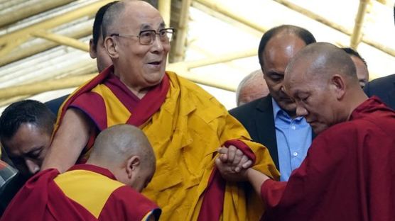 달라이 라마가 2명? 여성 지목? 미·중 눈부릅뜬 '티베트 후계자' 