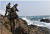 육군 초등조치부대원이 해안에서 수색·경계 훈련을 하는 모습. [육군]