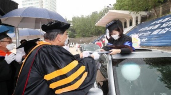 이색 졸업식 홍익대학교, 학생들의 즐거움을 위해 다시 나섰다