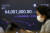 2일 오후 서울 강남구 암호화폐(가상화폐) 거래소 ‘업비트’의 전광판에 비트코인 가격이 표시되고 있다. [뉴스1]