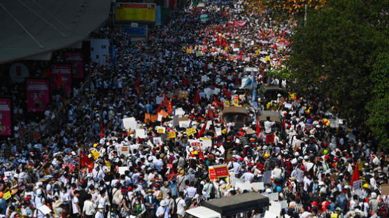 거리 메운 '22222 시위대'···미얀마 최대 규모 반쿠데타 집회 