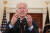 조 바이든 미국 대통령이 22일 저녁 백악관에서 침통한 표정으로 코로나 19 희생자 50만명을 추모하고 있다. 로이터=연합뉴스