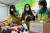 지난해 2월 초록우산어린이재단 대구종합사회복지관 직원들이 사회적 단절 위기아동 긴급지원을 위한 '함께 나누는 한 끼 BOX' 키트를 제작했다. 제공 초록우산어린이재단