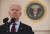 조 바이든 미국 대통령이 22일 저녁 백악관에서 침통한 표정으로 코로나 19 희생자 50만명을 추모하고 있다. AFP=연합뉴스