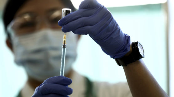 백신 접종 1주만에 물량 달린 일본 '화이자 1회만 접종' 검토