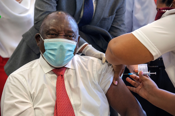신종 코로나바이러스 감염증(코로나19) 백신 접종 시릴 라마포사 남아공 대통령. [로이터]