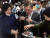 2020년 2월 12일 남대문시장을 찾은 문재인 대통령과 박영선 중소벤처기업부 장관이 떡을 먹고 있다.