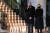 바이든 미국 대통령과 부인 질 바이든 여사가 22일 저녁 백악관에서 열린 코로나 19 희생자 50만명을 추모하는 촛불 점화 행사에 참석해 희생자를 추모하고 있다. 로이터=연합뉴스