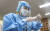 신종 코로나바이러스 감염증(코로나19) 방문 예방접종 대비 모의훈련이 열린 23일 전북 전주시 평화보건지소에서 관계자들이 예행 연습을 하고 있다. 뉴스1