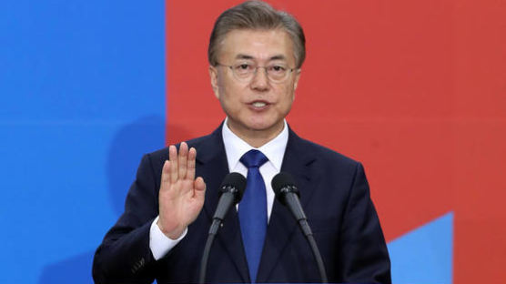 "文, 대통령이냐 임금이냐"···21세기 한국, 때아닌 '왕' 논란 