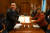 2015년 11월 9일(현지시각) 김현웅 당시 법무부 장관(왼쪽)이 미국 워싱턴DC 소재 미국 연방 법무부에서 로레타 린치 당시 미 법무장관으로부터 전두환 전 대통령 은닉 재산에 대한 환수 자금 인도증서를 건네받고 있다. 법무부 제공