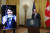 바이든 미국 대통령의 마무리 발언 중에 화상 속의 트뤼도 캐나다 총리가 마스크를 들고 있다. 로이터=연합뉴스