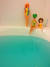 이스안 작가가 마론 인형들을 욕조에서 가지고 놀면서 찍은 사진.