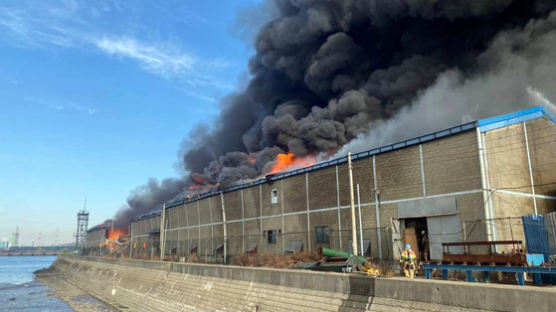 인천 만석동 가구 공장서 큰불…6시간 만에 불길 잡혀