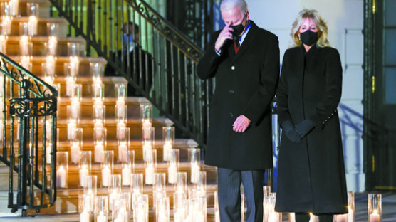 [사진] 바이든, 코로나 사망자 50만명 촛불추모