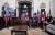 트뤼도 캐나다 총리와 크리스티나 프릴랜드 부총리가 캐나다 오타와에서 화상을 통해 미국 바이든 대통령, 참모들과 회담하고 있다. AP=연합뉴스