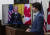 트뤼도 캐나다 총리가 같은 날 캐나다 수도 오타와에서 바이든 미국 대통령과 화상 회담을 하고 있다. AP=연합뉴스