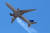 지난 20일(현지시간) 미국 콜로라도주 상공에서 포착된 유나이티드항공 328기의 모습. 고장난 엔진에서 연기를 뿜으며 회항하고 있다. [로이터=연합뉴스]