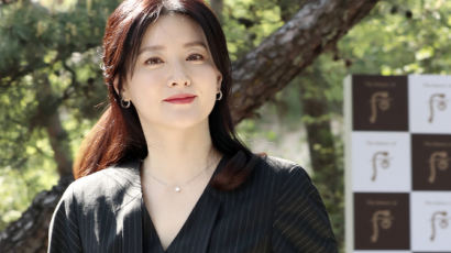 배우 이영애, 국방위원들에 거액 후원 논란