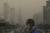 2018 년 3 월 28 일 중국 베이징에서 마스크를 착용 한 남성이 육교 위를 걷고 있다. EPA=연합뉴스