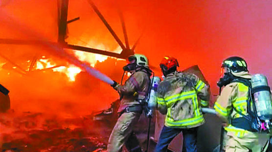 [사진] 인천 만석동 가구공장서 큰불