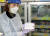 코로나19 아스트라제네카(AZ) 백신 접종을 하루 앞둔 25일 부산 부산진구보건소에서 관계자가 AZ 백신을 냉장고에 옮기고 있다. 연합뉴스