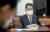 22일 국회 정보위에 출석한 박지원 국가정보원장. 박 원장은 최근 비공개 간담회에서 사찰 의혹을 둘러싼 여야 공방에 강한 유감을 나타냈다. 오종택 기자