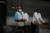 유니세프 직원이 24일(현지시간) 가나의 냉동 보관시설로 백신을 옮기는 모습 [EPA=연합뉴스]