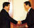 2003년 4월 19일 노무현 대통령이 한승주 주미 대사에게 신임장을 준 뒤 악수하고 있다.