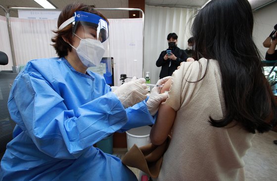 〈YONHAP PHOTO-2585〉 도봉구보건소 백신 접종 시작  (서울=연합뉴스) 국내 코로나19 백신 접종이 시작된 26일 서울 도봉구보건소에서 의료진이 요양병원·요양시설 종사자들을 대상으로 아스트라제네카 백신 접종을 하고 있다. 2021.2.26 [사진공동취재단]  photo@yna.co.kr/2021-02-26 10:12:25/ 〈저작권자 ⓒ 1980-2021 ㈜연합뉴스. 무단 전재 재배포 금지.〉