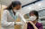 세종시 1호 코로나19 백신 접종자인 요양병원 간호사 이하현(24)씨가 26일 세종시 조치원읍 세종보건소에서 예방접종을 하고 있다. 프리랜서 김성태