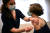 25일(현지시간) 프랑스 파리에서 의료진이 아스트라제네카 백신을 접종하고 있다. [AFP=연합뉴스]