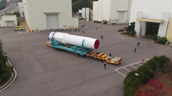 100초간 불 뿜은 로켓…우주 누비는 한국형 발사체 성큼