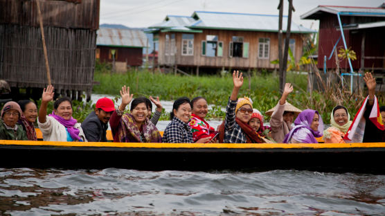 [한 컷 세계여행] 이 순박한 표정의 미얀마 사람들을 기억합니다