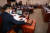25일 오후 서울 여의도 국회에서 열린 법제사법위원회 전체회의에서 윤호중 위원장이 의사봉을 두드리고 있다. 연합뉴스