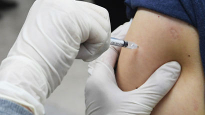 첫날 AZ 백신 접종 1만8489명…“특이 이상반응 사례 없어”