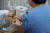  27일 오전 서울시 중구 을지로 국립중앙의료원 중앙예방접종센터에서 의료진이 화이자 백신을 접종 받고 있다. [사진 사진기자협회]