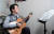 박용진 더불어민주당 의원이 월간중앙과의 인터뷰 후에 기타를 치며 이문세의 ‘옛사랑’을 부르고 있다. 