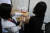  27일 오전 서울시 중구 을지로 국립중앙의료원 중앙예방접종센터에서 의료원 의료진이 화이자 백신을 접종 받고 있다. 사진기자협회