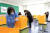 (2021학년도 새학기 개학을 일주일가량 앞둔 지난달 23일 서울 시내의 한 초등학교 교실에서 교직원들이 책상 칸막이를 소독하고 있다. 뉴스1