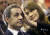 2016년 사진. 당시 대통령이었던 남편 사르코지의 얼굴을 매만져주는 카를라 브루니. AP=연합뉴스