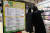 신학기 개학을 앞둔 지난달 25일 오후 서울의 한 대형 문구점에서 시민들이 신학기 용품을 둘러보고 있다. 연합뉴스