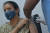 인도 방갈로르의 한 병원에서 3월 1일 근무자가 자국에서 제조한 아스트라제네카 백신을 접종받고 있다. 인도는 코 안에 뿌리는 코로나바이러스 백신을 자체 개발하고 있다. AFP=연합뉴스 